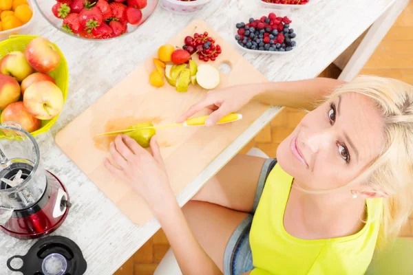 Mulher madura preparando um smoothie — Fotografia de Stock