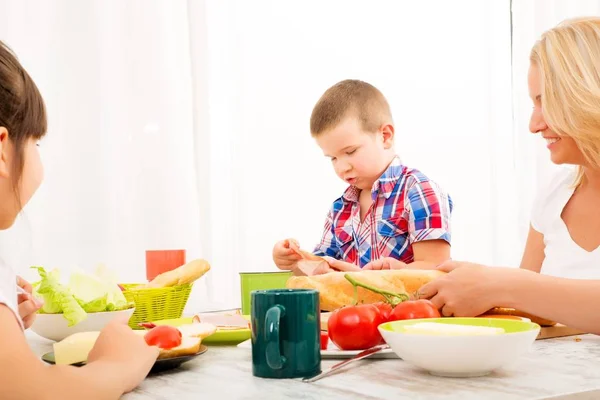 Familie frühstückt — Stockfoto