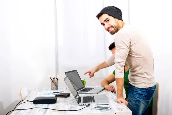 Dois colegas de trabalho discutindo algo no escritório — Fotografia de Stock