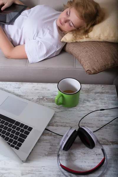 In slaap vallen op de sofa's nachts — Stockfoto