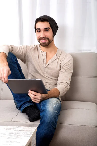Hombre joven usando una tableta PC — Foto de Stock