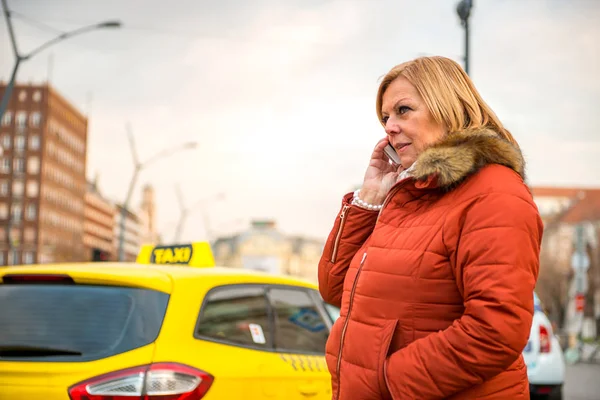 Mulher agradável na rua com um telefone — Fotografia de Stock