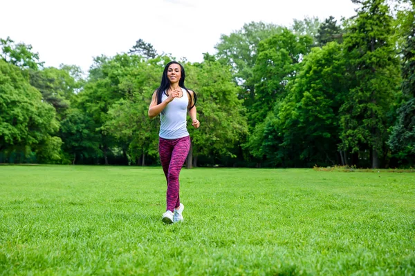 Vacker ung sportig flicka i en park — Stockfoto