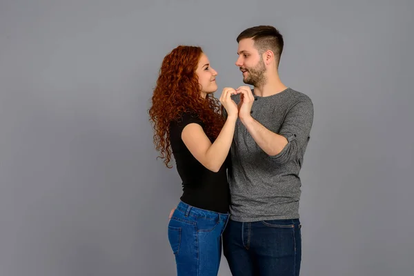 Mooi jong koppel in de studio — Stockfoto