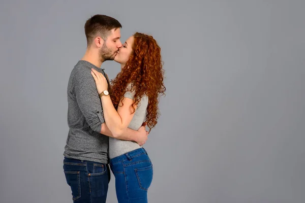 Mooi jong koppel in de studio — Stockfoto