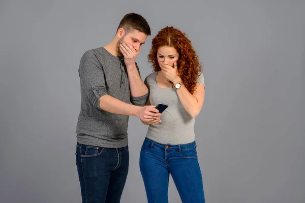 Mooi jong koppel in de studio — Stockfoto