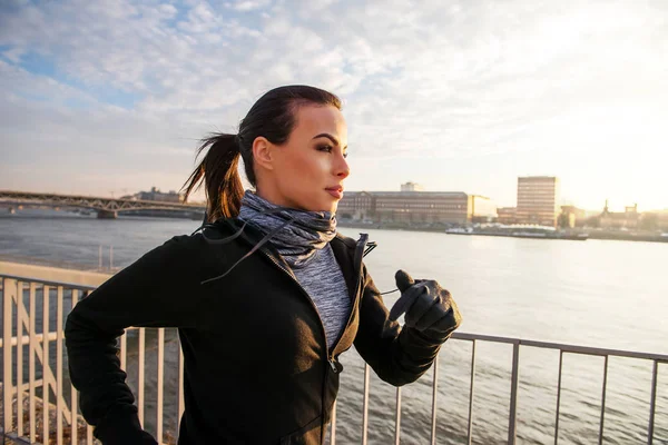 Jovem mulher correndo no pôr do sol — Fotografia de Stock