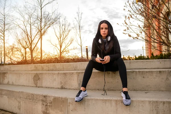 Jovem mulher sentada nas escadas — Fotografia de Stock