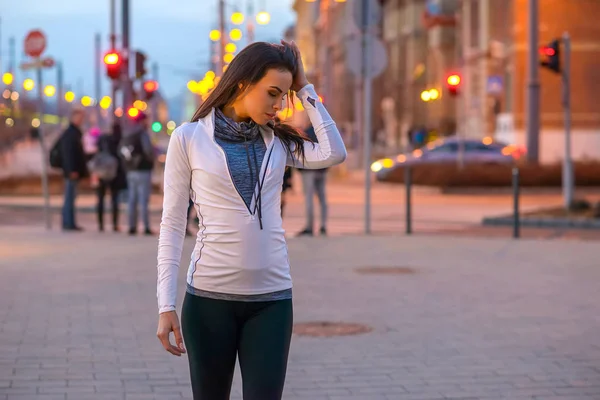 Ung kvinna på gatan — Stockfoto