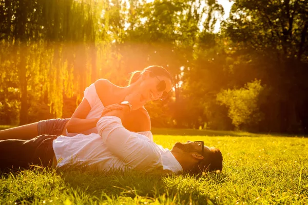 Joli jeune couple dans le parc — Photo