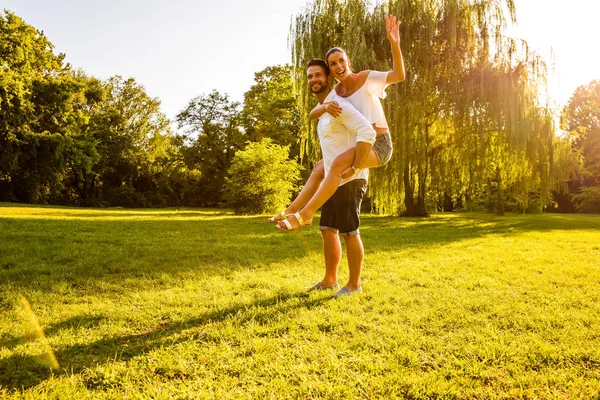 Bonita pareja joven en el parque — Foto de Stock