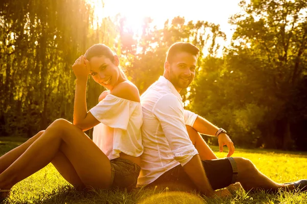 Joli jeune couple dans le parc — Photo