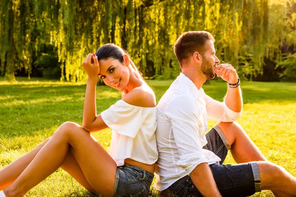 Leuk jong koppel in het park — Stockfoto