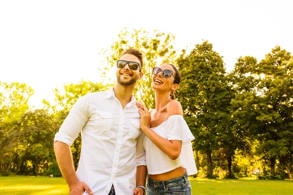 Leuk jong koppel in het park — Stockfoto