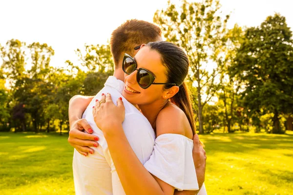 Joli jeune couple dans le parc — Photo