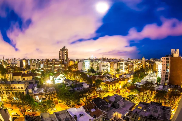 Panoramautsikt över Montevideo i Uruguay på natten — Stockfoto