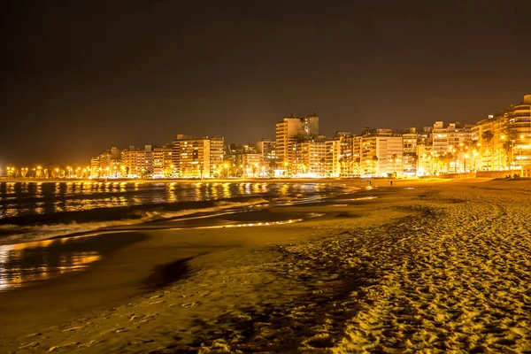 La playa de Montevideo en Uruguay por la noche — Foto de Stock