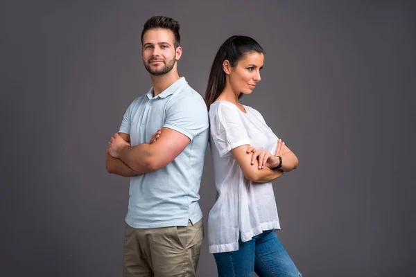 Jovem casal agradável no estúdio — Fotografia de Stock