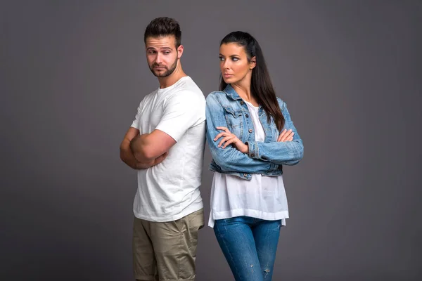 Jovem casal agradável no estúdio — Fotografia de Stock