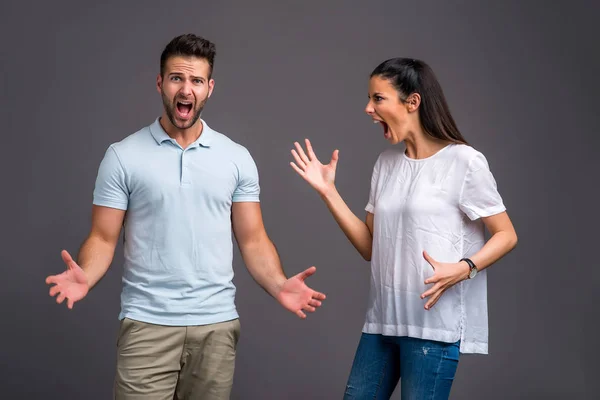 Mooi jong koppel in de studio — Stockfoto