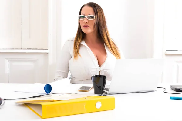 Grote en mooie secretaresse werkt in een kantoor — Stockfoto