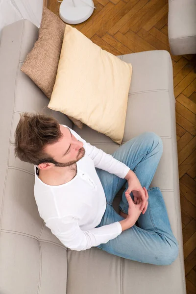 Jovem meditando — Fotografia de Stock