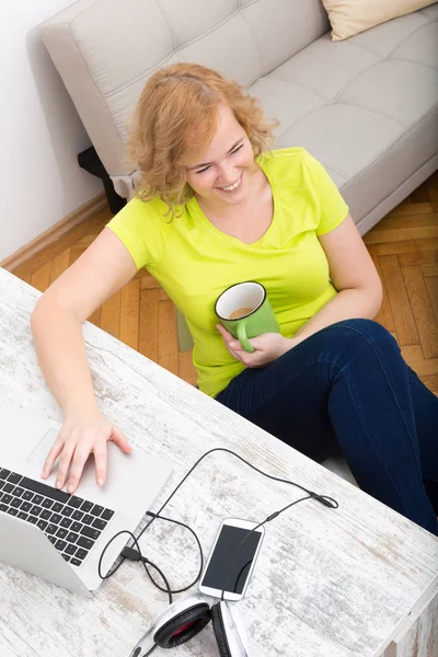 Young plus size woman working on a  laptop computer — Stock Photo, Image