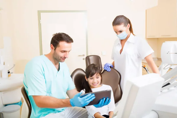 Dentiste avec une petite fille et un Tablet Pc — Photo