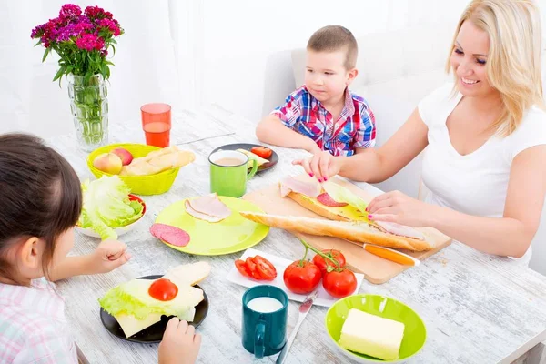 Madre y su hijo desayunando en casa . — Foto de Stock