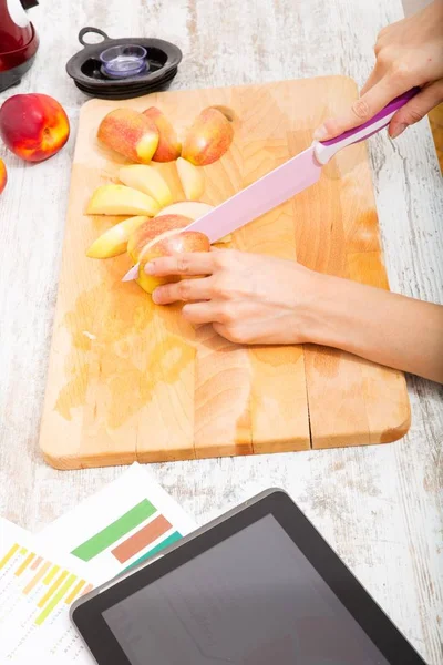 Preparare il frullato mentre ottieni informazioni online sulla nutrizione — Foto Stock