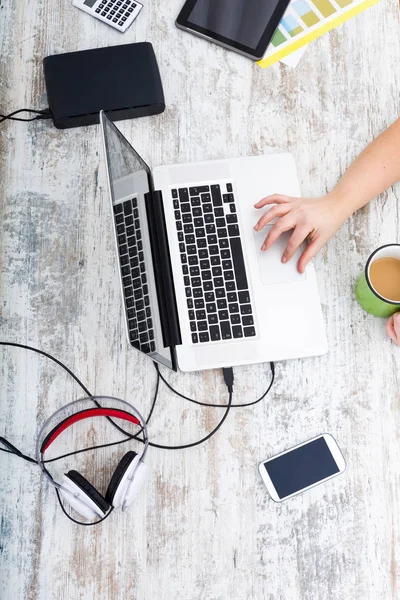 Femme au bureau à la maison — Photo