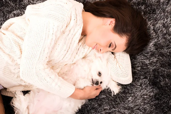 Een Jonge Mooie Vrouw Ondergoed Liggen Het Tapijt Knuffelen Haar — Stockfoto