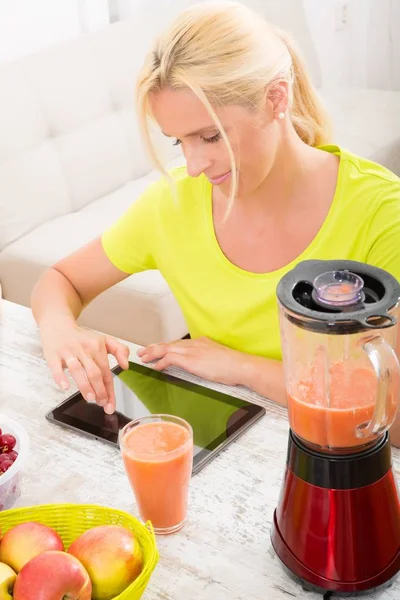 Reife Frau genießt einen Smoothie — Stockfoto