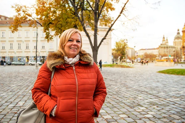 Mulher agradável na rua — Fotografia de Stock