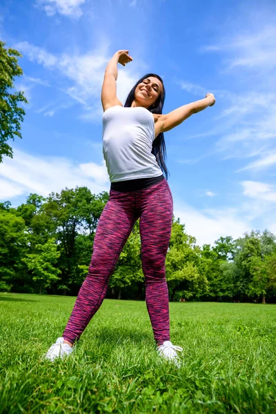 Vacker ung sportig flicka i en park — Stockfoto