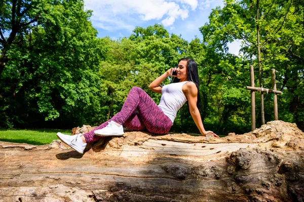 Bella giovane ragazza sportiva in un parco — Foto Stock