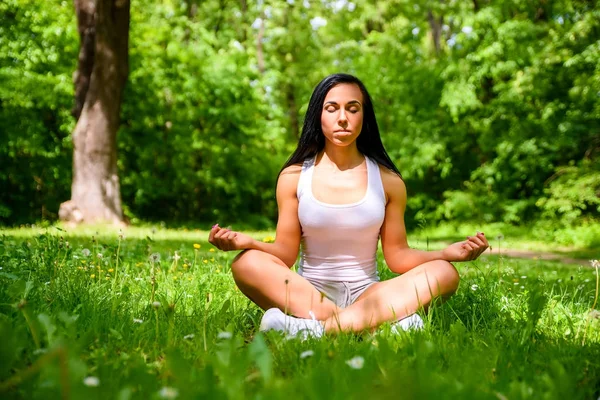 Bella giovane ragazza sportiva in un parco — Foto Stock