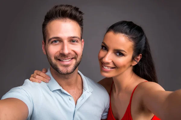 Bonita pareja joven en el estudio — Foto de Stock