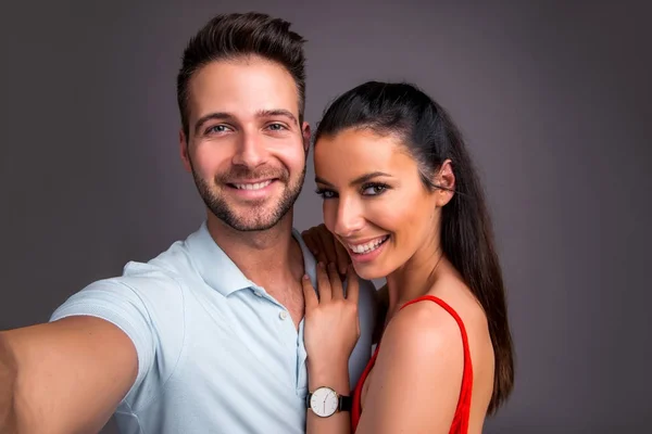 Jovem casal agradável no estúdio — Fotografia de Stock