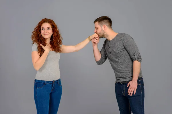 Jovem casal agradável no estúdio — Fotografia de Stock