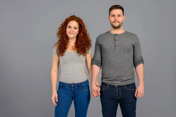 Jovem casal agradável no estúdio — Fotografia de Stock