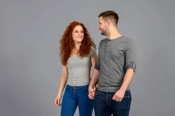 Jovem casal agradável no estúdio — Fotografia de Stock