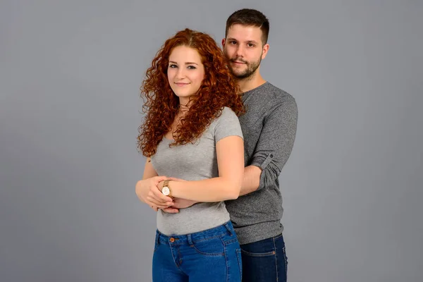 Jovem casal agradável no estúdio — Fotografia de Stock