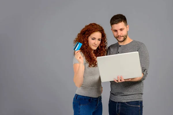 Mooi jong koppel in de studio — Stockfoto