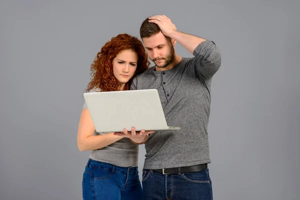 Bonita pareja joven en el estudio — Foto de Stock