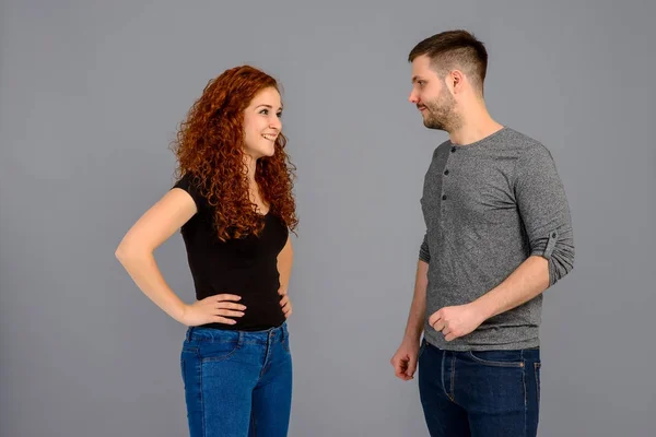 Jovem casal agradável no estúdio — Fotografia de Stock