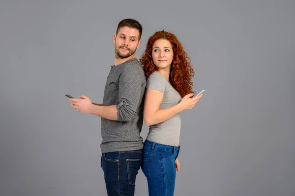 Jovem casal agradável no estúdio — Fotografia de Stock