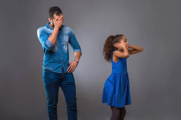 Mladý černý otec se svou dospívající dcerou — Stock fotografie