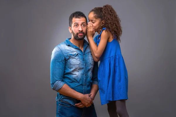 Mladý černý otec se svou dospívající dcerou — Stock fotografie