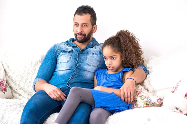 Černý otec a jeho dcera, sedící na gauči — Stock fotografie